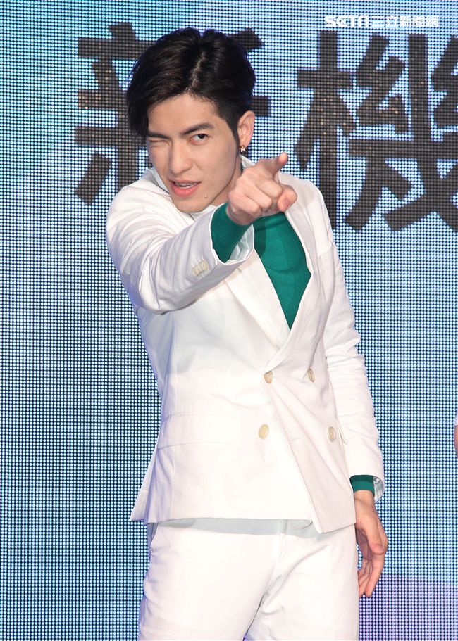 蕭敬騰代言手機大跳手勢舞。（記者邱榮吉/攝影）