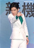 蕭敬騰代言手機大跳手勢舞。（記者邱榮吉/攝影）