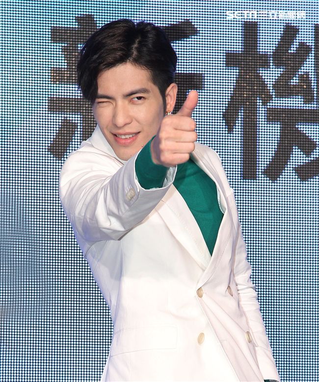 蕭敬騰代言手機大跳手勢舞。（記者邱榮吉/攝影）