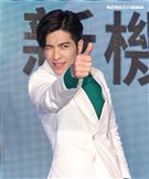 蕭敬騰代言手機大跳手勢舞。（記者邱榮吉/攝影）