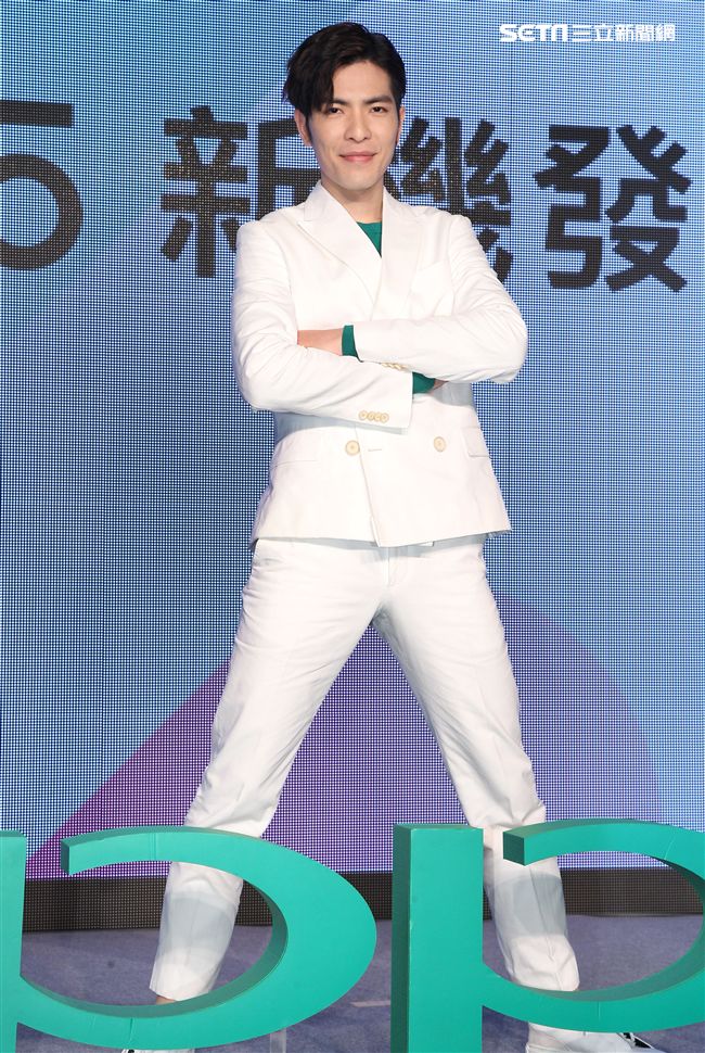 蕭敬騰代言手機大跳手勢舞。（記者邱榮吉/攝影）