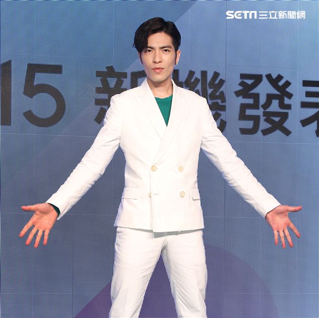 蕭敬騰代言手機大跳手勢舞。（記者邱榮吉/攝影）