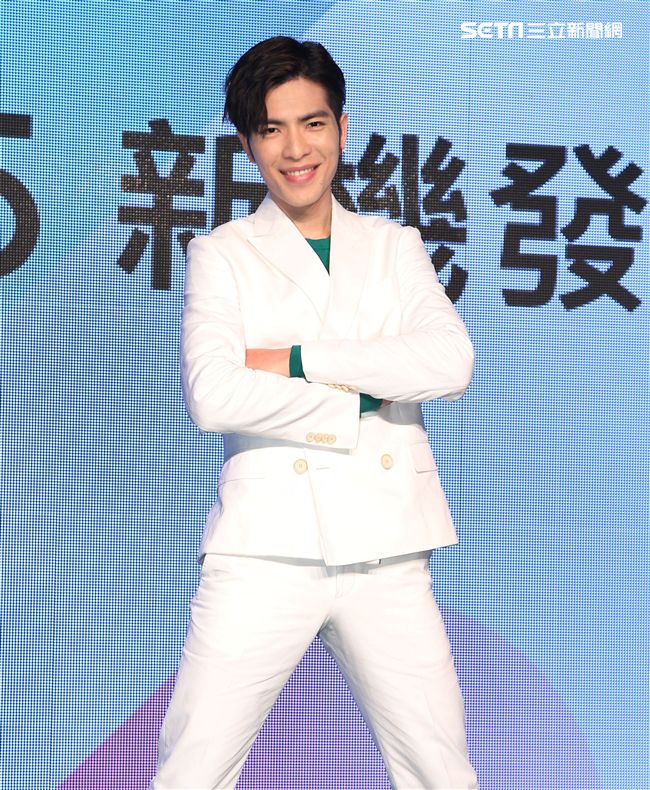 蕭敬騰代言手機大跳手勢舞。（記者邱榮吉/攝影）