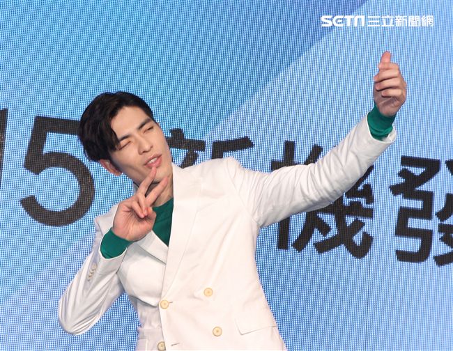 蕭敬騰代言手機大跳手勢舞。（記者邱榮吉/攝影）