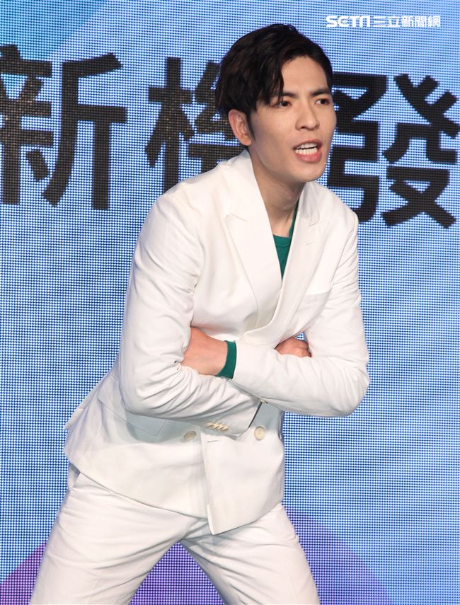 蕭敬騰代言手機大跳手勢舞。（記者邱榮吉/攝影）