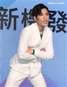 蕭敬騰代言手機大跳手勢舞。（記者邱榮吉/攝影）