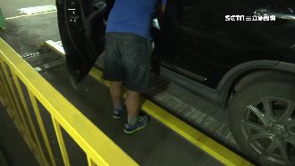 駕駛返車拿東西　險遭機械車台夾死