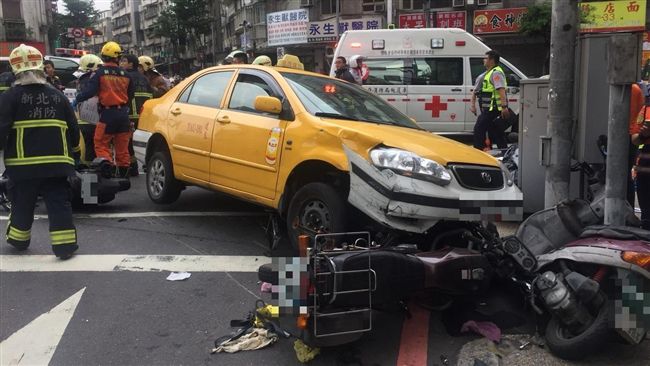 小黃失控撞待轉區5機車　釀4人受傷