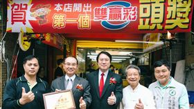 ▲台灣彩券公司總經理蔡國基（左二）慶賀「雙贏彩」在基隆市開出第一個頭獎，基隆市長林右昌（中）也到場祝賀。（圖／台灣彩券提供）