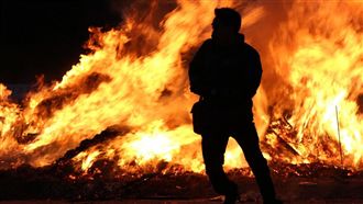 快訊／賓士車國道自撞護欄爆炸起火