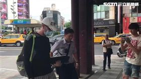 先前在西門捷運站一腳踢翻老婦行李箱，還對熱心的黃男怒飆髒話及比中指的老外，警方查出他是英文老師布萊恩，並通知他前來派出所製作筆錄（楊忠翰攝）