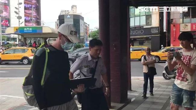 比中指辱罵台灣人！外國老師道歉了
