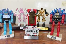 台南市經發局106年辦理觀光工廠優質好物選拔，獲選的台灣金屬創意館優質好物「劍獅金剛」（右2）等產品人氣夯，台南市警局也特別訂製200個「警察金剛」
，將贈破案有功員警作為獎勵。（台南市經發局提供）中央社記者楊思瑞台南傳真