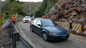 阿里山公路土石崩坍封閉  恢復單線通行公路總局第五區養護工程處阿里山工務段發布新聞，阿里山公路（台18線）76.78公里處正進行邊坡浮動土石刷坡作業，因邊坡不時有土石崩坍現象，於6日晚上進行預警性封閉，7日早上6時開放單線通行。（阿里山工務段提供）中央社記者黃國芳傳真　107年5月7日