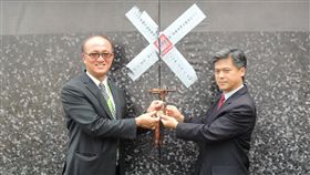 107年國中教育會考試務人員入闈（1）107年國中教育會考19、20日將登場，印卷分卷闈場試務工作人員7日入闈，教育部次長林騰蛟（左）及台中市教育局長彭富源（右）一起將闈場大門上鎖。中央社記者郝雪卿攝　107年5月7日