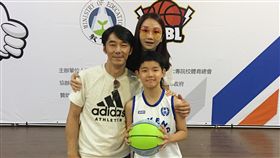 陶晶瑩女兒瘋籃球　邀球迷幫小球員加油藝人陶晶瑩（右後）與李李仁（左）的女兒李陶陶（前右）是安坑國小籃球隊的一員，將參加5月21日開打的106學年度國民小學籃球聯賽，這對銀色夫妻檔也邀請球迷一起進場幫小球員加油。中央社記者龍柏安攝  107年5月7日
