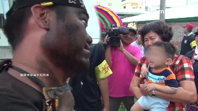 黑面男神瞪大眼幫收驚　男童反被嚇哭