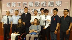 高雄氣爆重傷者和解工作告一段落高雄市八一石化氣爆重傷者和解工作告一段落，高雄市政府7日下午舉行執行成果記者會，由代理市長許立明（後左3）主持，多名傷者現身說法。中央社記者陳朝福攝  107年5月7日