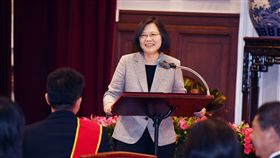 蔡總統接見全國模範勞工及眷屬（1）總統蔡英文（中）1日在總統府接見107年度全國模範勞工及眷屬，並致詞感謝勞工朋友對國家的貢獻。中央社記者施宗暉攝　107年5月1日