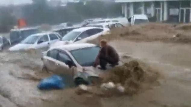 暴雨侵襲9分鐘　上百輛車被洪水沖走