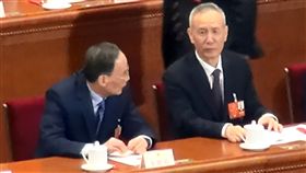 王岐山與劉鶴中國13屆全國人大一次會議11日下午以2958票贊成、2票反對、3票棄權、1票無效、16人缺席，通過憲法修正案，正式取消正副國家主席連任限制。傳出可能出任國家副主席的王岐山（左）及副總理的劉鶴（右）11日比肩而坐。中央社記者繆宗翰北京攝　107年3月11日