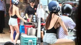 露背又露奶！正妹買茶穿著超正點　男友誇：奶又大又軟