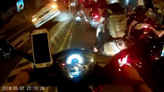 賓士自撞分隔島　四腳朝天橫躺馬路上