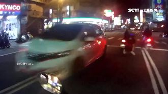 沒開大燈甩尾過彎　轎車險撞整排騎士