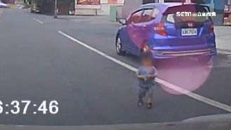 學步小娃逛大街　駕駛：撞到算誰的？