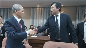 黃煌雄黃國昌握手致意立法院司法及法制委員會25日審查促進轉型正義委員會人事同意權，促轉會主委被提名人黃煌雄（左）與時代力量立委黃國昌（右）握手致意。中央社記者徐肇昌攝　107年4月25日