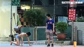 網紅「吃屎哥」游兆霖，這次在西門町只穿一條內褲，被人用鐵鍊拴住脖子，然後以狗爬方式前進（翻攝臉書）