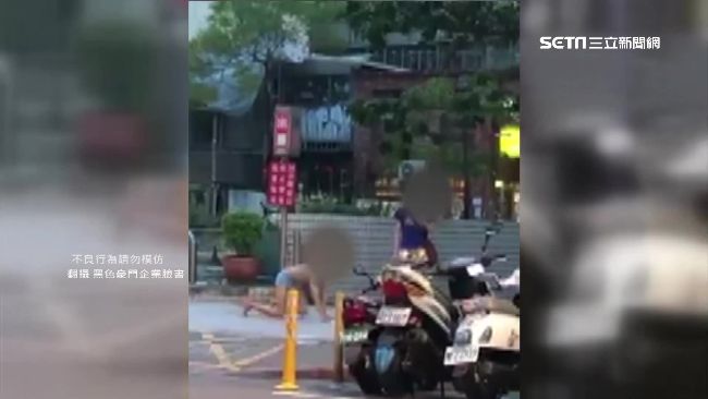 西門町半裸學狗爬　網紅：是行動藝術