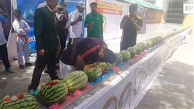 巴基斯坦男子用頭槌破西瓜（圖／翻攝自YouTube）