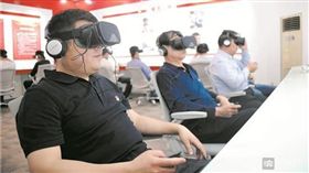 大陸山東鄒平青陽鎮首創虛擬場景「檢驗黨性」，黨員只要戴上VR眼鏡和耳機回答題目，就能從分數判斷該黨員存在的問題。不少網友得知後，紛紛認為官員的做法太荒唐，甚至還有網友調侃「下一步就是在大腦裡裝晶元了」。（圖／翻攝自新浪新聞）