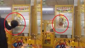 男子花近5千元夾不到藍芽耳機，氣到砸毀機台。（圖／翻攝黑色豪門企業臉書）