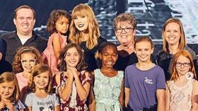 人美心也美！泰勒絲自掏腰包買披薩　邀2千小粉絲看演唱會（圖／翻攝自abbimolly Instagram）