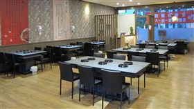 這家平價火鍋有多家分店，店內飲料白飯任你吃到飽。（圖／翻攝臉書）