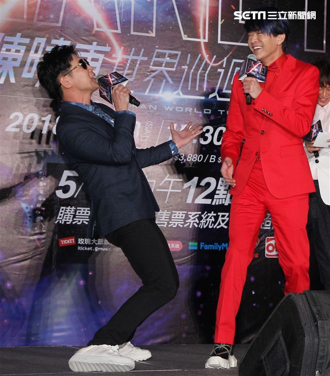 2018陳曉東PLANET XT世界巡迴演唱會台北站，品冠站台送上太空梭祝福演唱會票房一飛衝天。（記