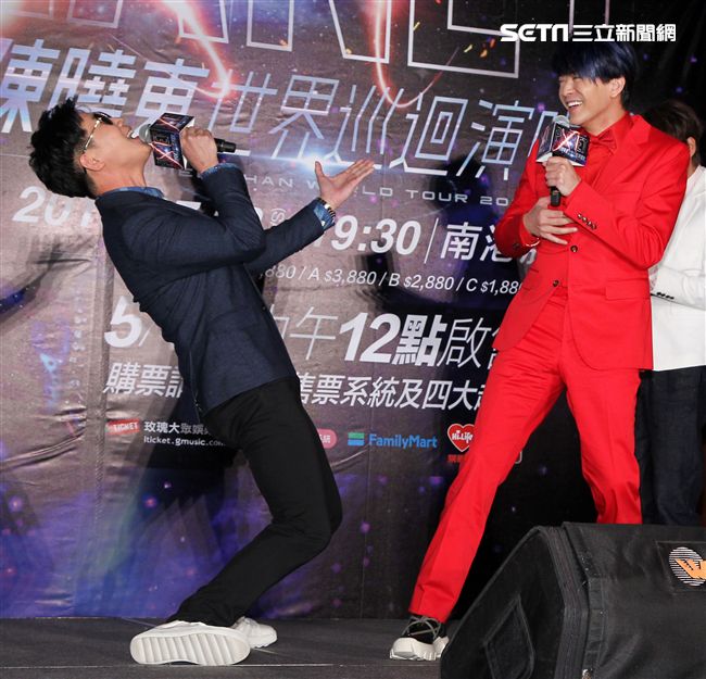 2018陳曉東PLANET XT世界巡迴演唱會台北站，品冠站台送上太空梭祝福演唱會票房一飛衝天。（記