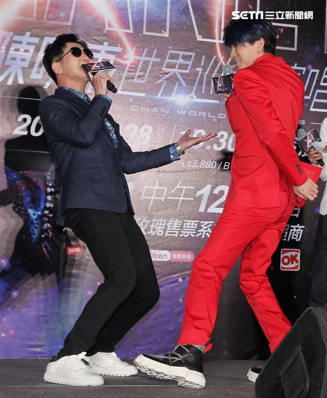 2018陳曉東PLANET XT世界巡迴演唱會台北站，品冠站台送上太空梭祝福演唱會票房一飛衝天。（記