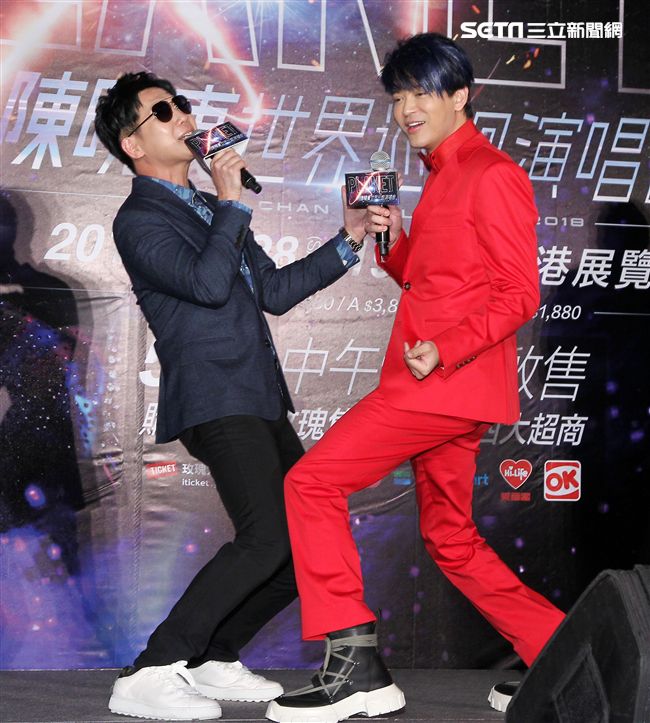 2018陳曉東PLANET XT世界巡迴演唱會台北站，品冠站台送上太空梭祝福演唱會票房一飛衝天。（記