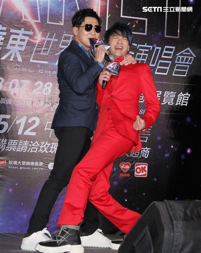 2018陳曉東PLANET XT世界巡迴演唱會台北站，品冠站台送上太空梭祝福演唱會票房一飛衝天。（記