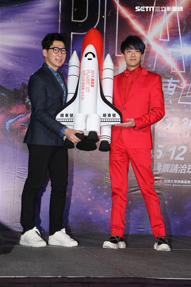 2018陳曉東PLANET XT世界巡迴演唱會台北站，品冠站台送上太空梭祝福演唱會票房一飛衝天。（記
