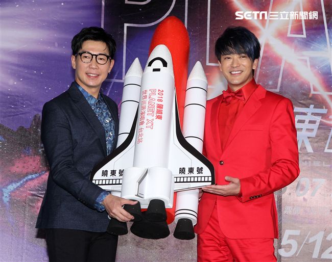 2018陳曉東PLANET XT世界巡迴演唱會台北站，品冠站台送上太空梭祝福演唱會票房一飛衝天。（記