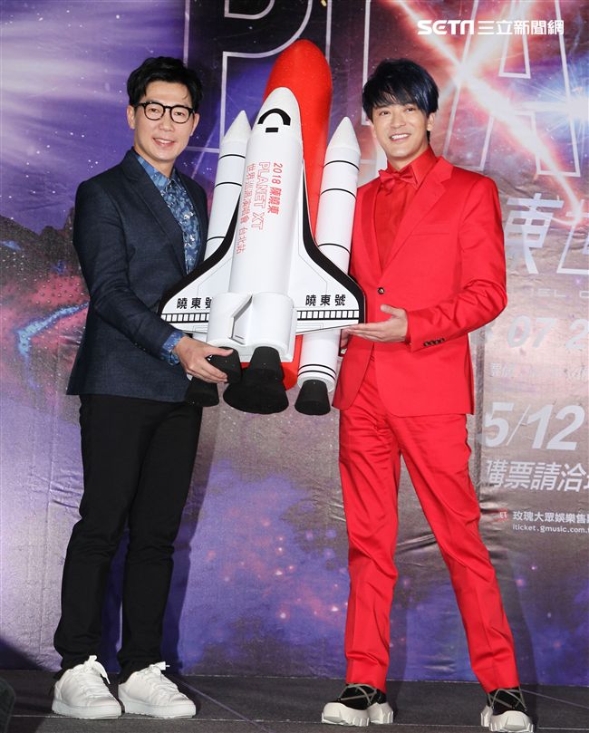 2018陳曉東PLANET XT世界巡迴演唱會台北站，品冠站台送上太空梭祝福演唱會票房一飛衝天。（記