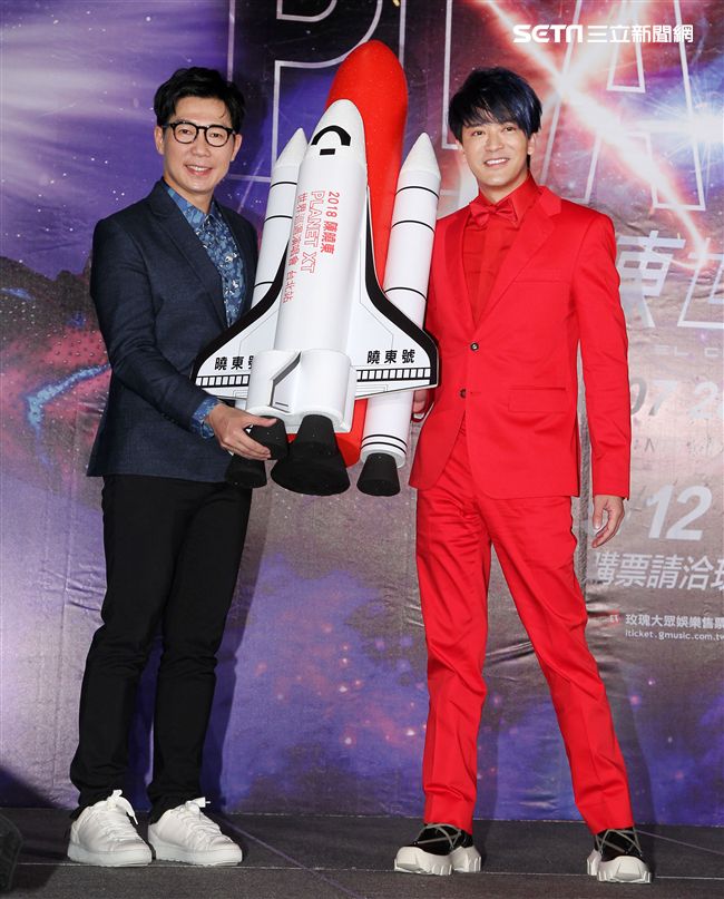 2018陳曉東PLANET XT世界巡迴演唱會台北站，品冠站台送上太空梭祝福演唱會票房一飛衝天。（記