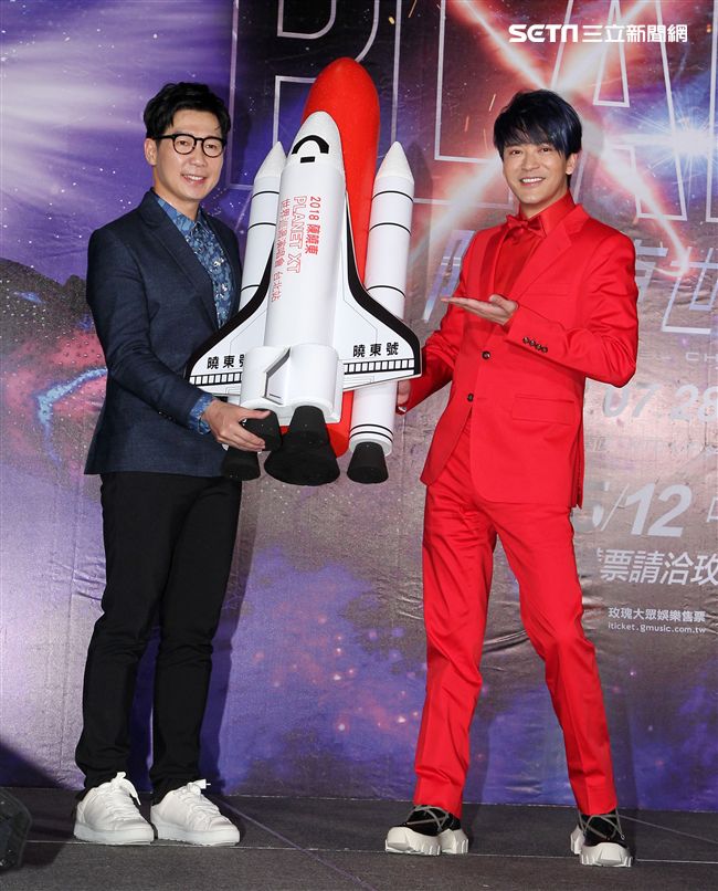 2018陳曉東PLANET XT世界巡迴演唱會台北站，品冠站台送上太空梭祝福演唱會票房一飛衝天。（記