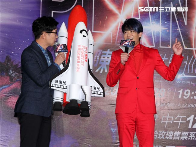 2018陳曉東PLANET XT世界巡迴演唱會台北站，品冠站台送上太空梭祝福演唱會票房一飛衝天。（記