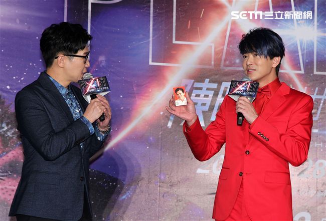 2018陳曉東PLANET XT世界巡迴演唱會台北站，品冠站台送上太空梭祝福演唱會票房一飛衝天。（記