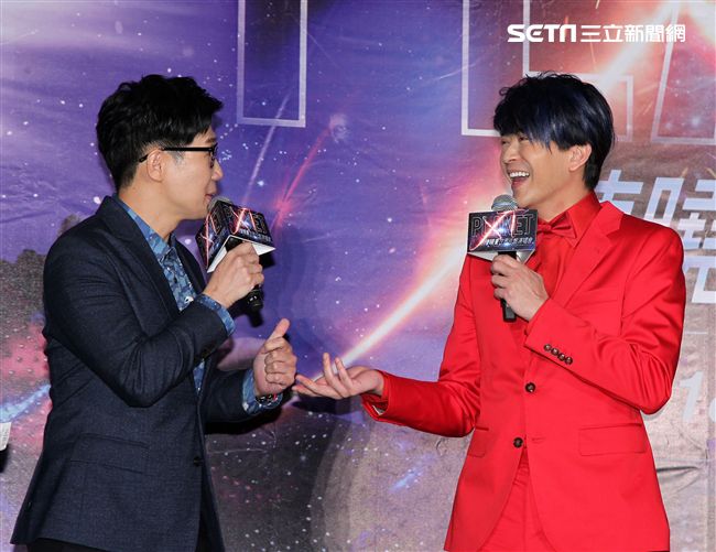 2018陳曉東PLANET XT世界巡迴演唱會台北站，品冠站台送上太空梭祝福演唱會票房一飛衝天。（記